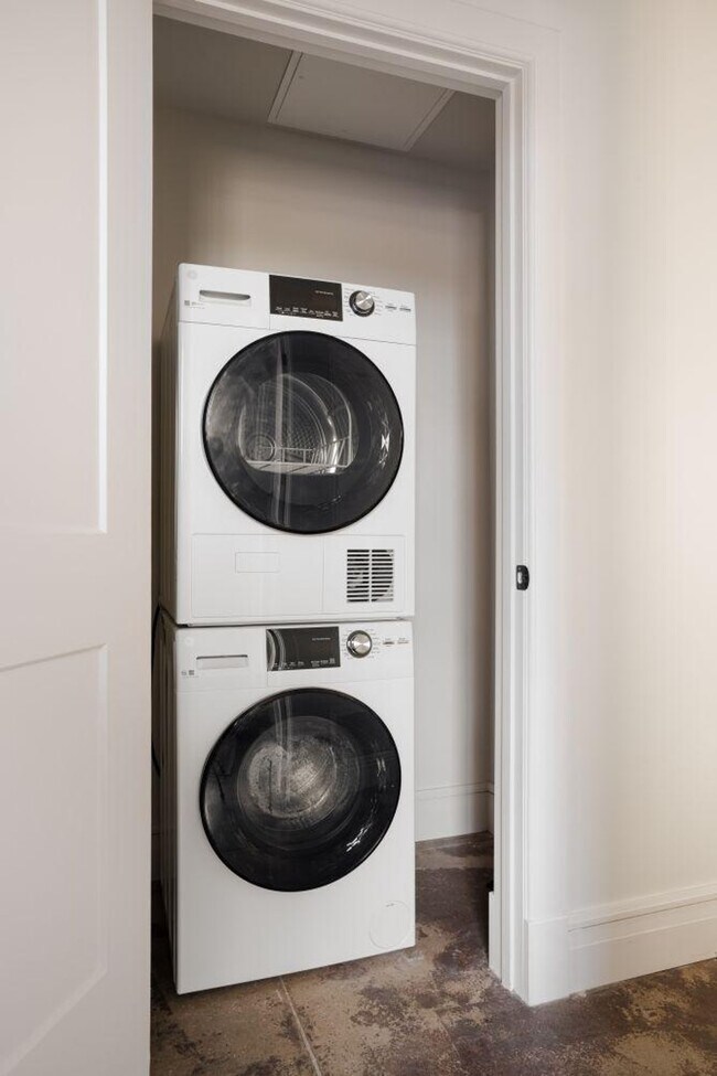 Building Photo - 505 E Travis St