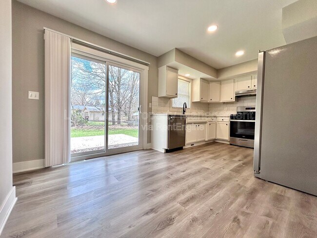 Building Photo - 818 Delray Ave SE