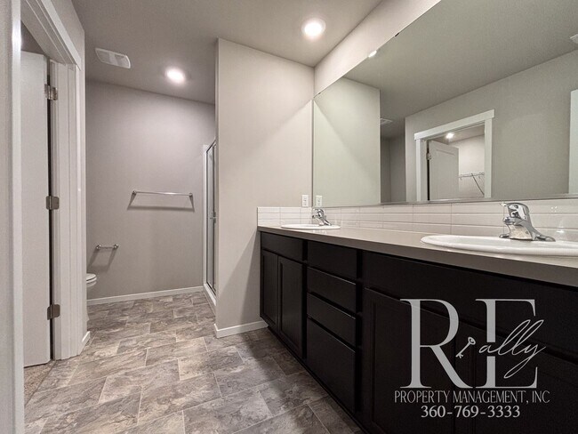 Building Photo - Charming 3-Bedroom, 2.5-Bath Home with Mod...