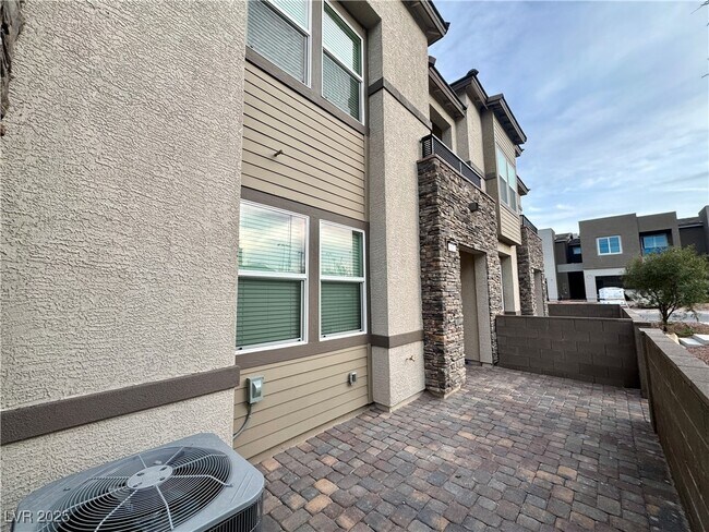 Building Photo - 337 Laurel Peak Dr