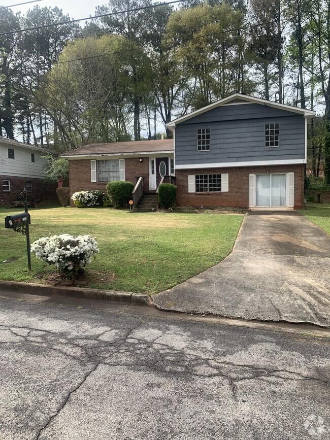 Building Photo - 2163 Hilton Dr