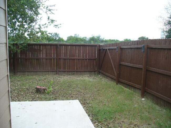 Building Photo - 4 Bedroom home ready for move-in