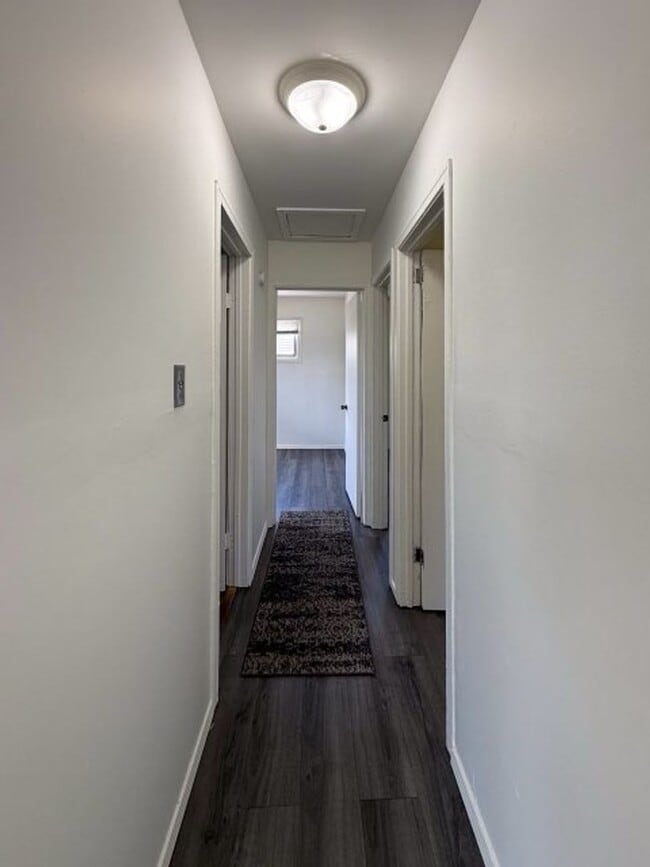 Building Photo - Property for rent in the quiet neighborhood of Highview Hills