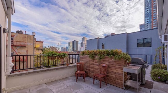 Building Photo - 340 Grove St