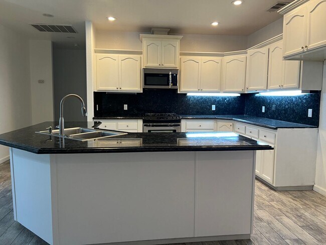 Building Photo - 2724 Tecopa Ave