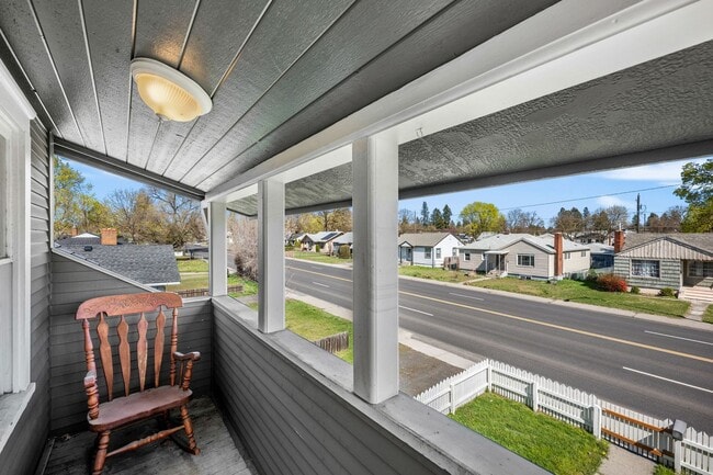 Building Photo - Great Location! Northtown Charmer!