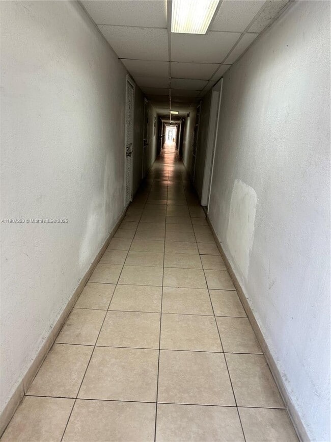 Building Photo - 1300 W 53rd St