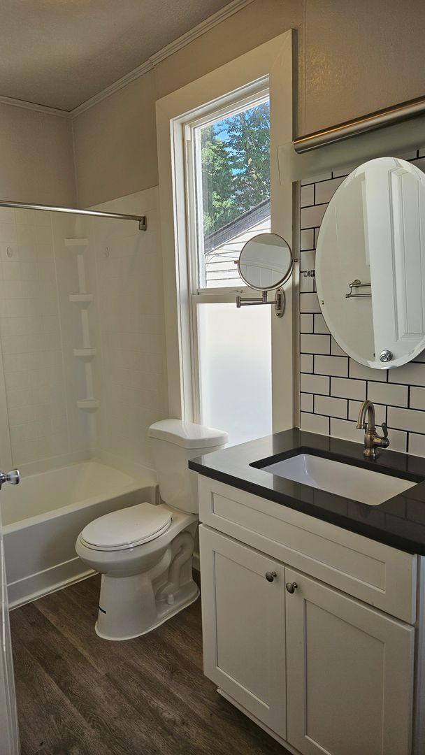 Building Photo - Super cute Duplex in Heart of Tacoma (Lowe...