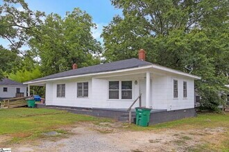 Building Photo - "Charming 2-Bedroom Retreat at 111-A North Bell Street, Clinton - Your Cozy Home Awaits!"