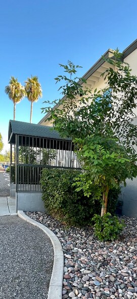 Building Photo - 813 E Marlette Ave