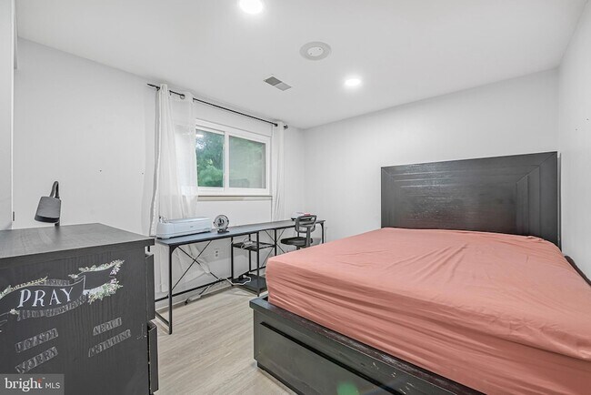 Building Photo - 25921 Largo Ct