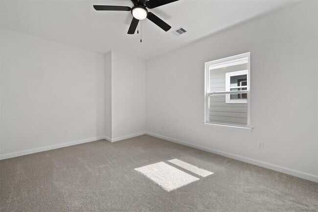Building Photo - 1071 St Clair St