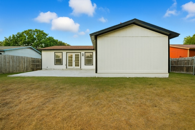 Building Photo - Spacious Updated 4-Bedroom Home in Quiet N...