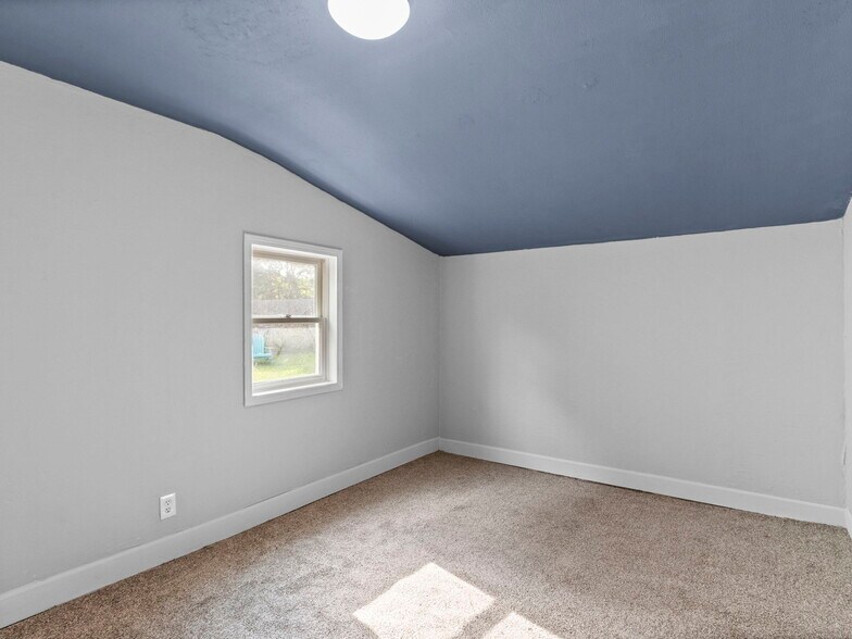 Building Photo - 930 E Dayton St