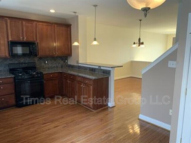 Building Photo - 436 W 5th Ave