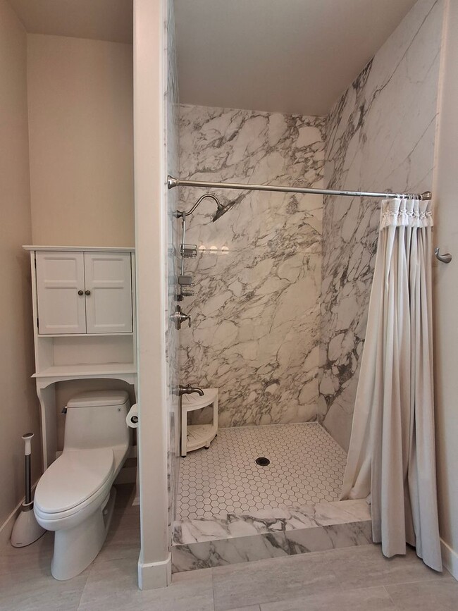 Building Photo - Beautiful 2-Bedroom, 2-Bath Home w/ Centra...