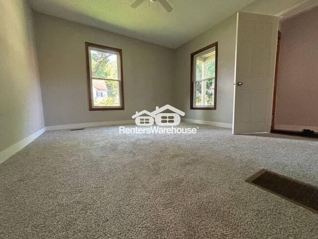 Building Photo - Cozy 3 bed 1.5 bath duplex unit in Hastings