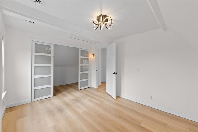 Building Photo - 2026 E Kenilworth Pl