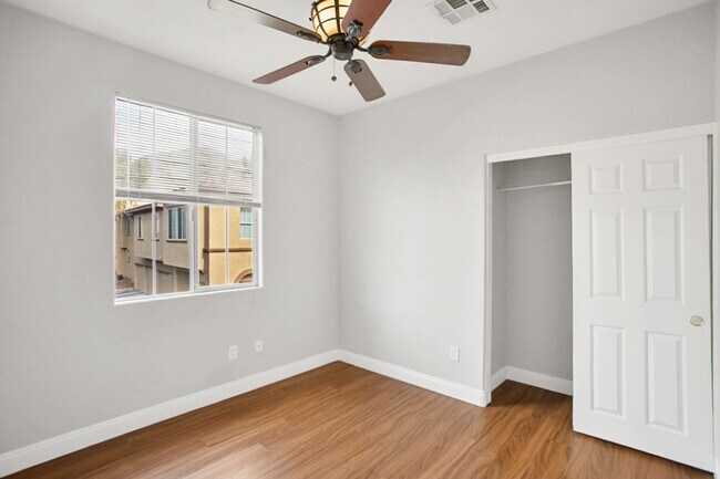 Building Photo - 2 Bed, Den, 1 Car Garage, Gated Northwest Condo