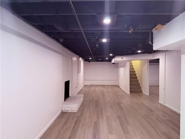 Building Photo - 6651 Castleton Dr NW