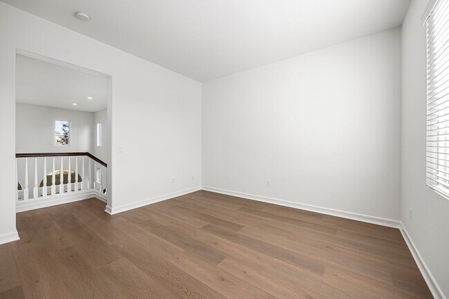 Building Photo - 2556 Pearblossom St