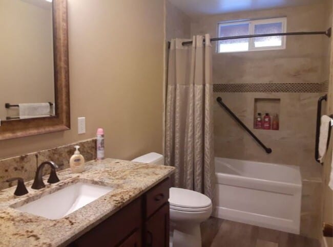 Building Photo - Long term furnished rental
