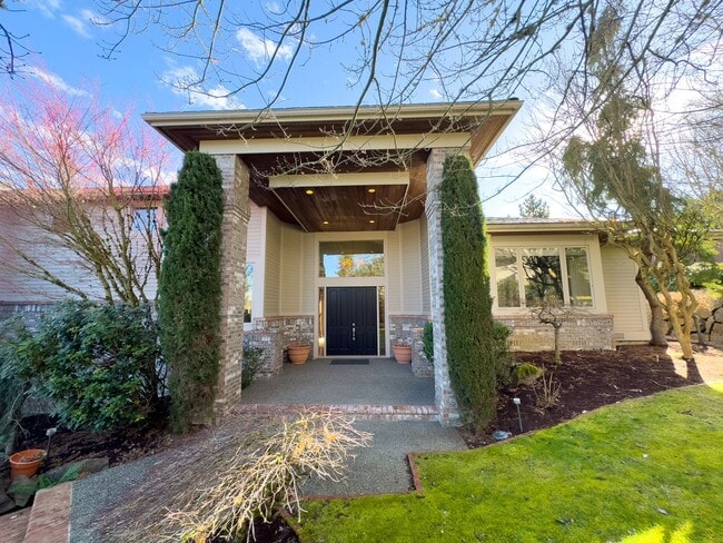 Building Photo - 4bd/4ba Bellevue Home