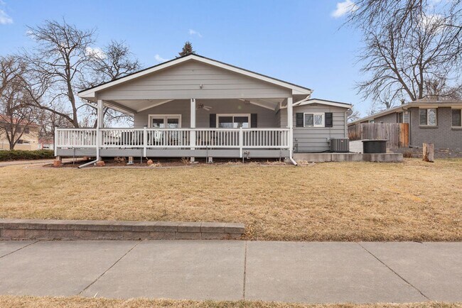 Building Photo - Style Meets Location 3 Bedroom 3 Bathroom Single Family Home - Must See