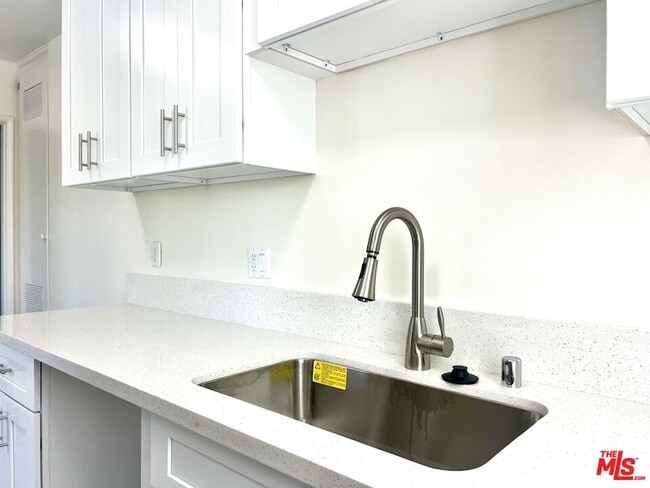 Building Photo - 1872 Alexandria Ave