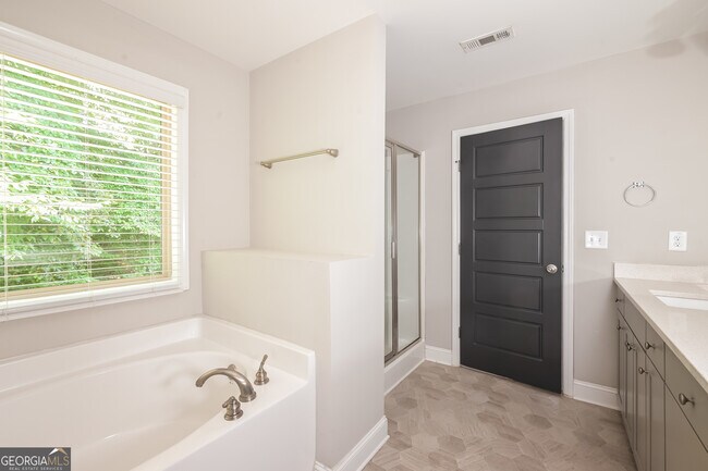 Building Photo - 707 Overlook Gln Dr