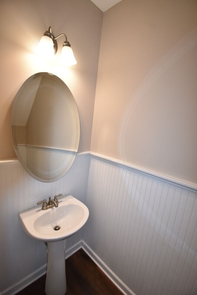 Building Photo - 4 Bedrooms and 2.5 Baths- PET CONSIDERED!