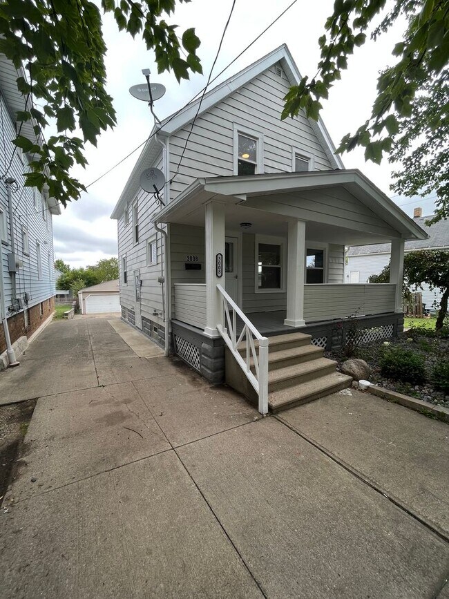 Building Photo - Old Brooklyn Area - 3 Bedroom Single Famil...