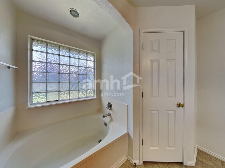 Building Photo - 733 Morgan Dr