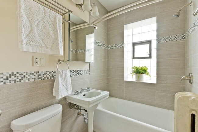 Building Photo - 1824 N Lincoln Park W