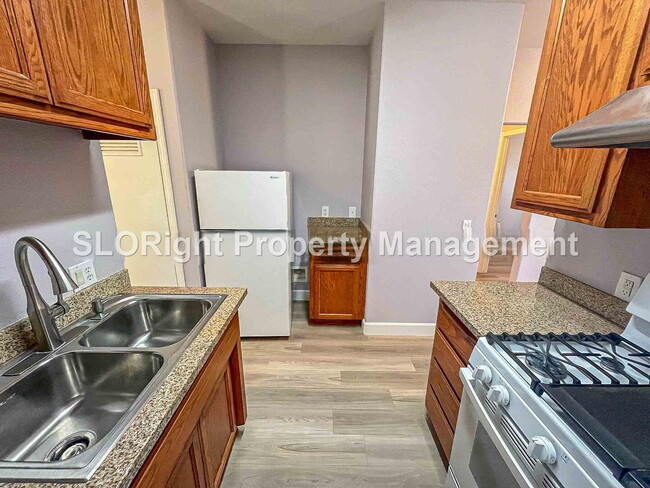 Building Photo - AVAILABLE NOW - Charming Atascadero Home - 2 Bed / 1 Bath