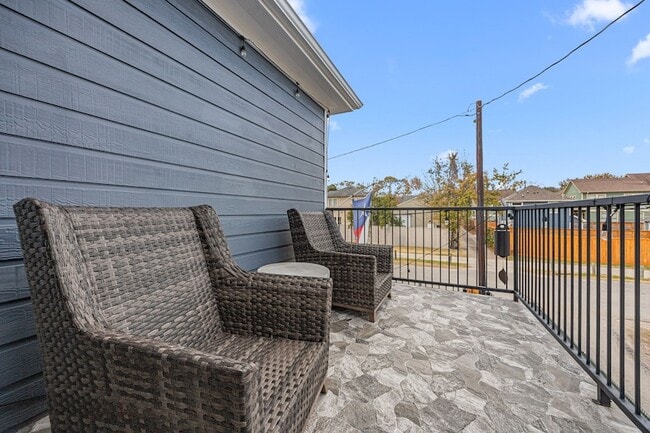 Building Photo - 202 E 7th St