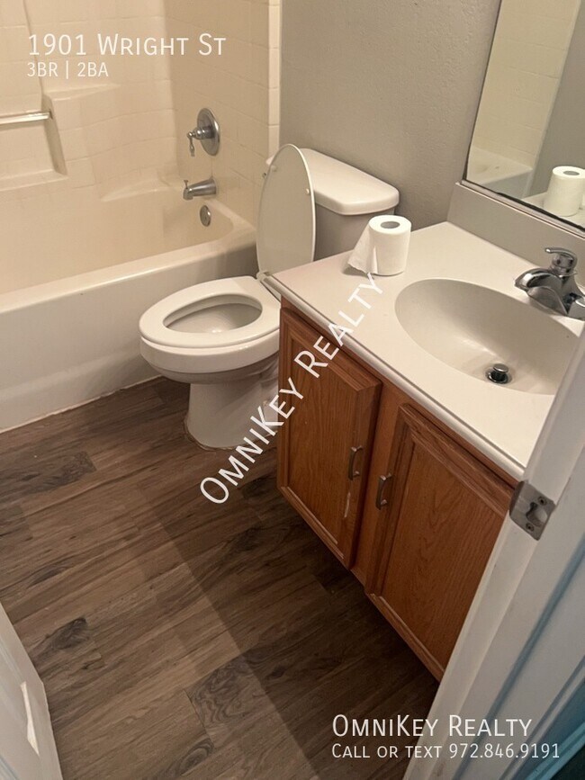 Building Photo - 1901 Wright St