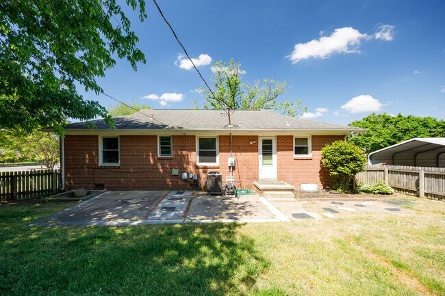 Building Photo - Beautiful 2 Bedroom Corner Lot Property Near Forest Hill Ave ***Available May 2026***