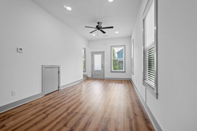 Building Photo - Duncan St Duplex