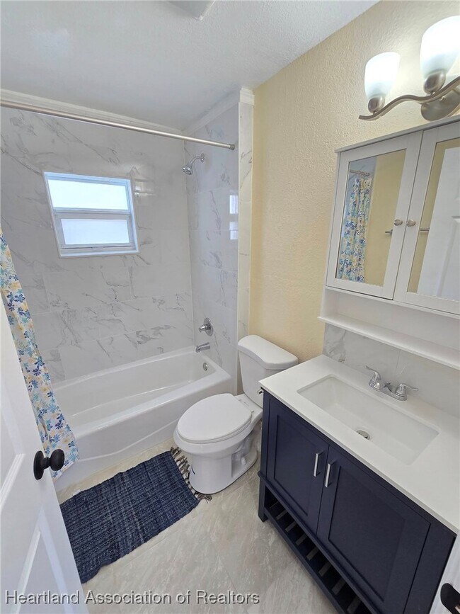 Building Photo - 611 Memorial Dr