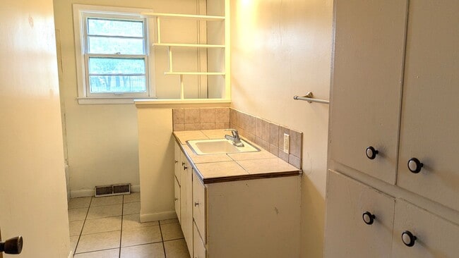 Building Photo - 1635 Roberts. 3 bedroom, 2 bath house with...