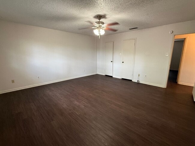 Building Photo - Large 3 Bedroom 2 Bath in PTISD