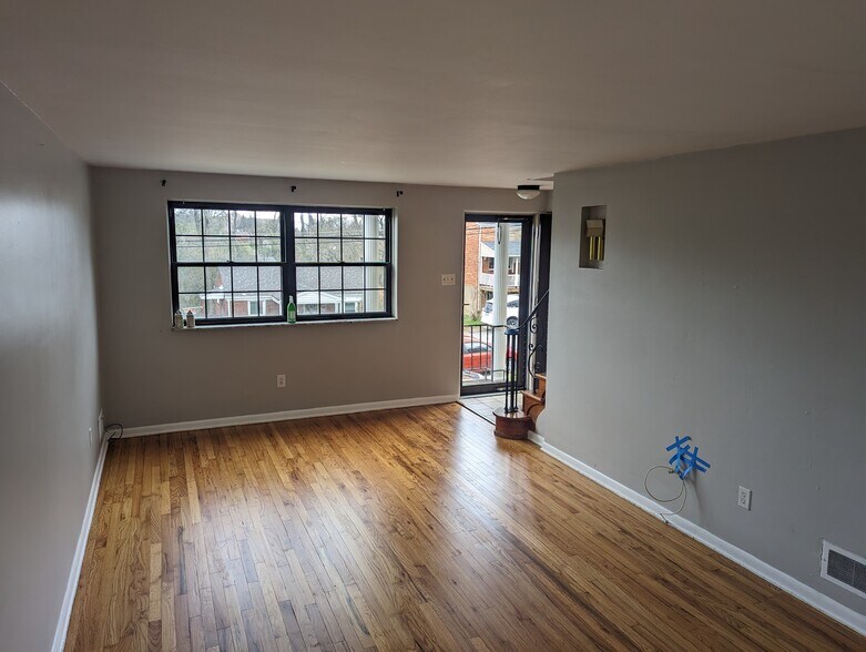 Building Photo - 2557 Allender Avenue