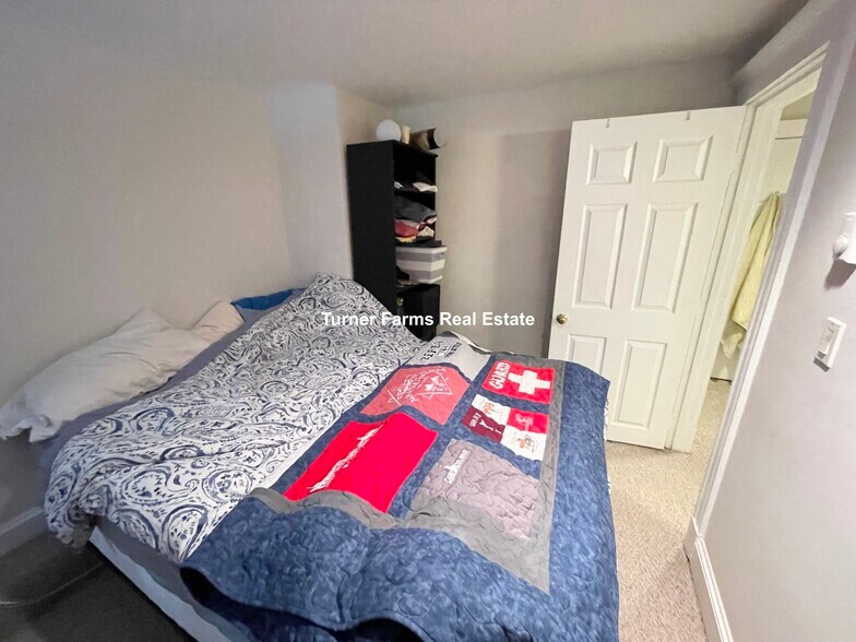 Building Photo - 16 Cedar Lane Way