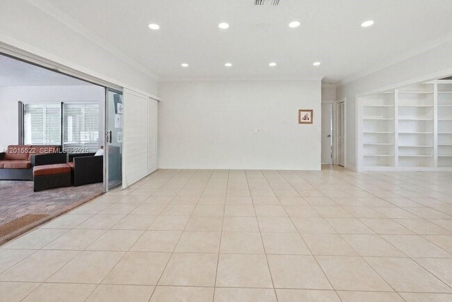 Building Photo - 16530 Lake Tree Dr