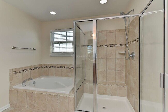 Building Photo - Beautiful 3,409 sqft 5-bedroom 3-bath Exec...