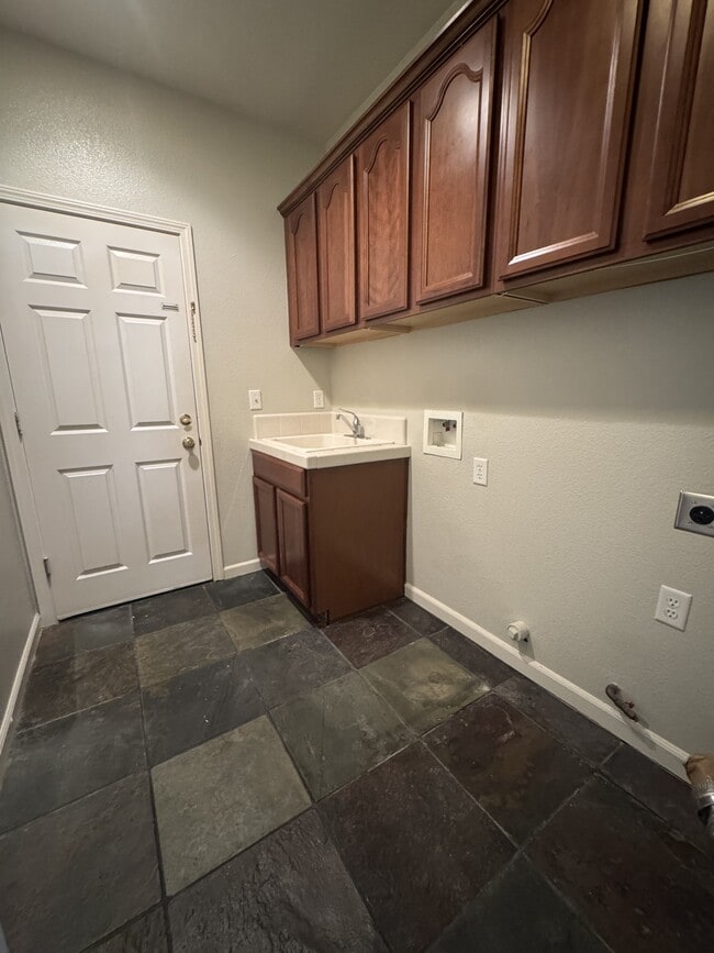 Building Photo - 361 Royal River Dr