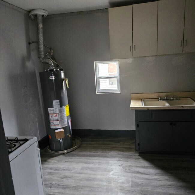 Kitchen - 1371 E Blaine St