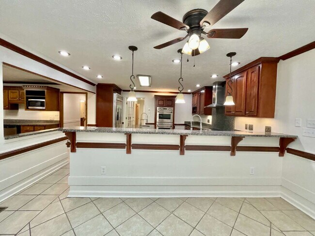 Building Photo - Spacious 6-Bedroom Gem In Fayetteville!