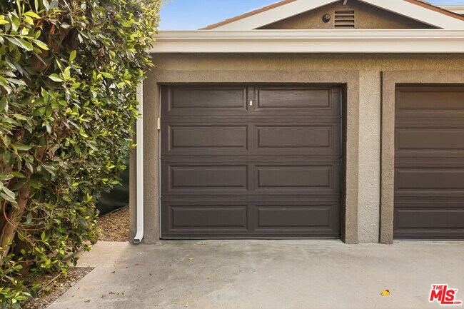 Building Photo - 2741 S Palm Grove Ave